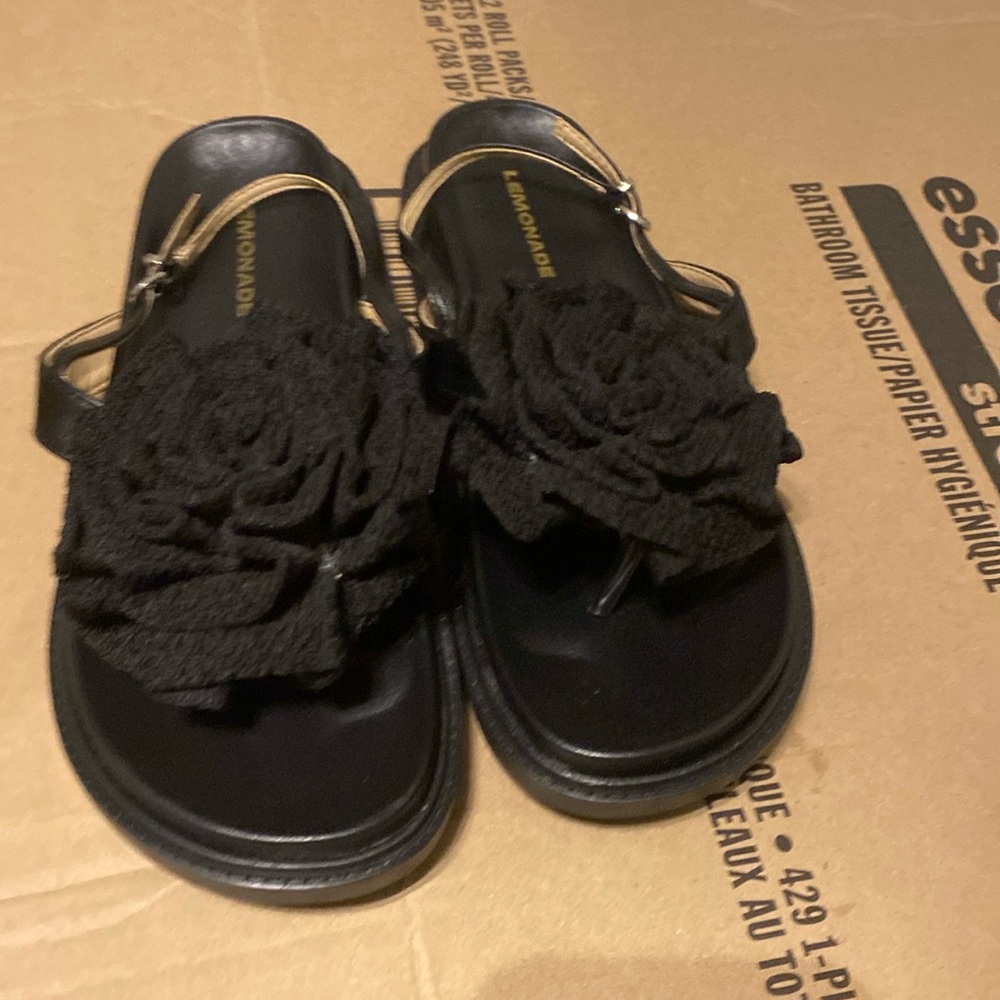 Lemonade Sandler Brand new no box never worn.